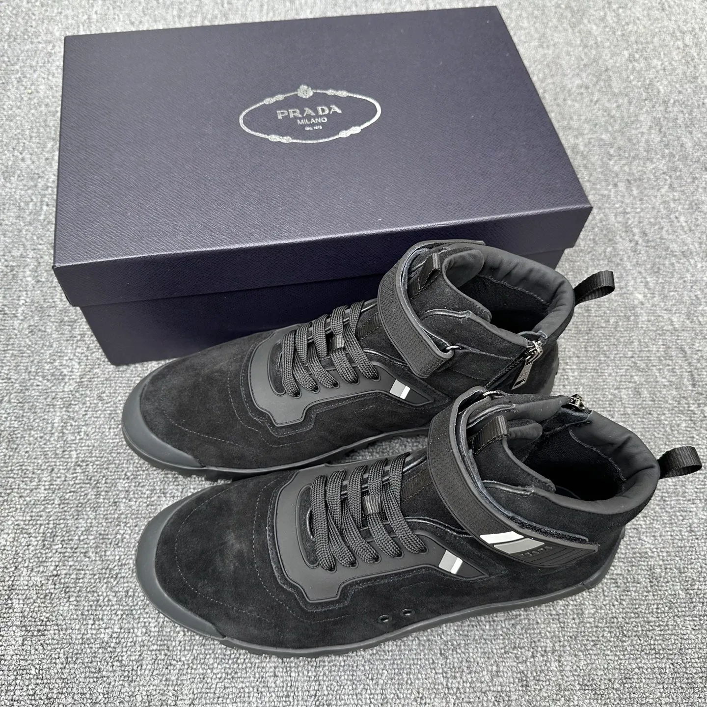 💰880 Prada/Prada’s new men’s spliced ​​casual sports boots! The shoe's exquisite stitching outlines a unique geometric texture, and contemporary lines and details reinterpret the classic sports style. The upper is made of ultra-official material, and the lining is full cowhide. It is lightweight, breathable, practical and versatile. The tongue is decorated with the Prada Milano logo, and the logo print is embellished with the laces. It is paired with a 2.5cm two-color rubber sole to create a comfortable wearing experience. Comes with full set of original packaging dust bag! Size: 39-40-41-42-43-44 (45 customized) standard leather shoe size Item number: 41274651
